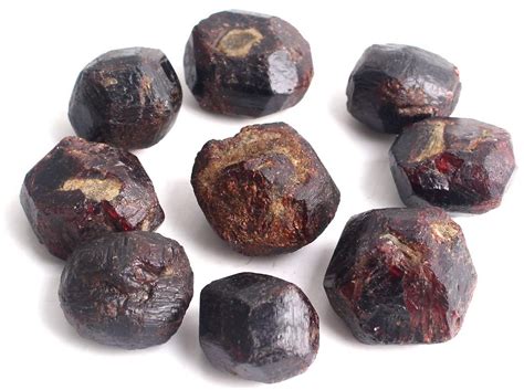 石柳屬性|【石榴石｜Garnet】功效｜ 禁忌｜顏色種類｜ 五行屬 